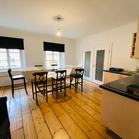 Wohnung, 3 Zimmer, Eines Davon Durchgangszimmer, Ruhig, Zentrum شقة