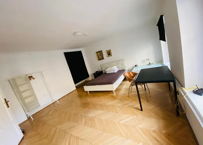 Wohnung, 3 Zimmer, Eines Davon Durchgangszimmer, Ruhig, Zentrum *